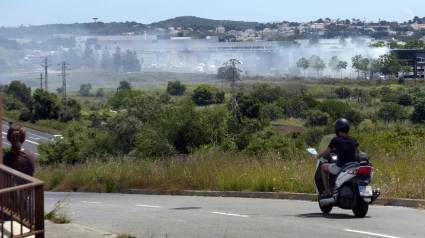Vista del incendio declarado en una nave que almacena derivados de cloro, en Vilanova i la Geltrú