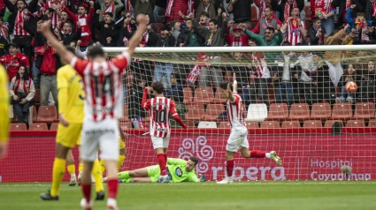 Los jugadores del Sporting celebran el gol de Nico Serrano.