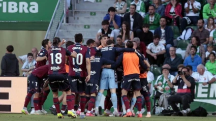Los jugadores del Levante celebran el triunfo en el Martínez Valero