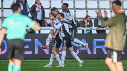 Los jugadores del Burgos celebran el gol de la victoria