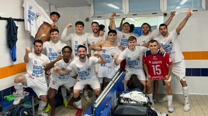 Los jugadores de O Parrulo en el vestuario tras lograr la victoria