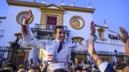 David de Miranda saliendo a hombros por la Puerta del Príncipe