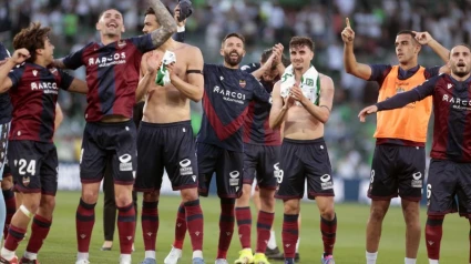 La plantilla del Levante UD celebra el triunfo en Elche