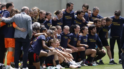 Las jugadoras del FC Barcelona celebran el título de Liga tras vencer al Real Betis
