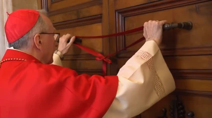 Momento en el que sellaron el apartamento papal del Palacio Apostólico tras la muerte del Papa Francisco