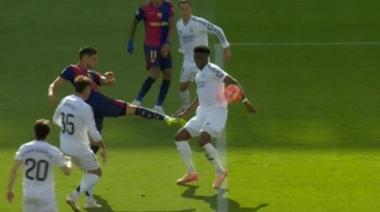 Mano de Tchouaméni en el tiro de Ferran