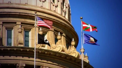 Las banderas de Estados Unidos y de Euskadi, juntas