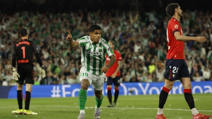 El Cucho Hernández celebra el gol en el Betis - Osasuna