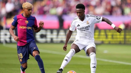 Vinicius controla el balón ante Lamine Yamal durante el Clásico de LaLiga en Montjuic entre Barcelona y Real Madrid
