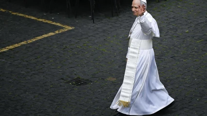 El Papa León XIV saluda a los fieles mientras camina hacia la Basílica de San Pedro antes de la oración Regina Coeli este domingo en el Vaticano