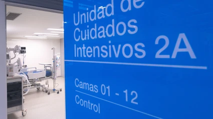 Cama de hospital con letrero de UCI