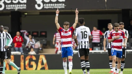 Boyé celebra un gol con el Granada CF