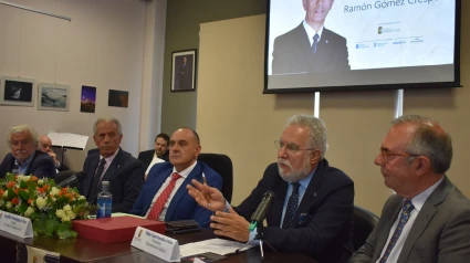 El presidente del Parlamento de Galicia, Miguel Santalices, interviene en el acto de homenaje a Ramón Gómez Crespo