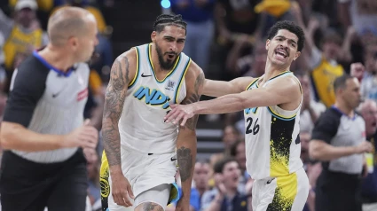 Los jugadores de Indiana celebran una acción ante Cleveland