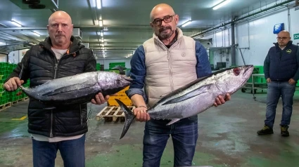 Enrique Zabaleta, armador del barco y Armando Prendes, responsable de pescaderías de Alimerka