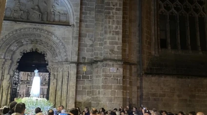 La procesión con la Virgen de Fátima llega a la Catedral de Ourense
