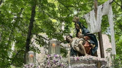 Santa María de la Alhambra a sui paso por el bosque del recinto monumental el pasado Sábado Santo
