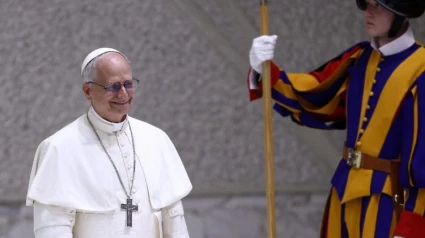 El Papa León XIV entrando en la Sala Pablo VI