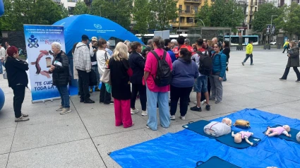 El colegio de enfermeros de Cantabria celebra el día de la enfermería con la iniciativa "pregunta a tu enfermero" en la plaza del Ayuntamiento de Santander