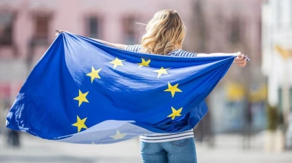 Joven con la bandera de Europa