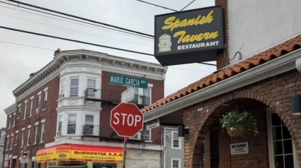 La calle bautizada con el nombre del emigrante gallego al lado de su restaurante emblemático en Nueva Jersey