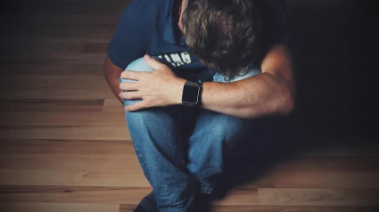 Una persona en el suelo soportando el dolor de la fibromialgia