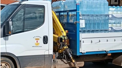 Camión del Ayto de Saceruela con botellas de agua