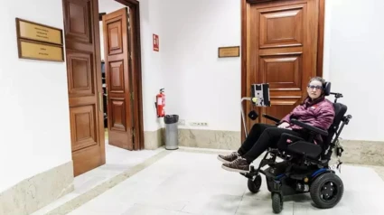 Paciente de ELA a las puertas del Congreso de los Diputados