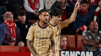 El Eibar celebra uno de los dos goles marcados al Granada en el Nuevo Los Cármenes