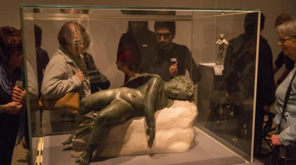 Este bronce helenístico recrea la pose de un niño dormido con un naturalismo extraordinario. Alrededor de los años 20, Miguel Ángel creó un Cupido Dormido de mármol que engañó a los coleccionistas y se hizo pasar por una auténtica antigüedad romana. (Exposición de Miguel Ángel, MET, Nueva York)