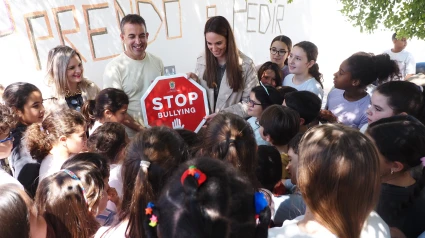 Alumnos de Palos de la Frontera junto a la alcadesa de la localidad, Milagros Romero
