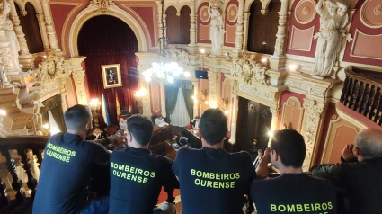 Bomberos en el último pleno del Concello de Ourense tras concentrarse ante la Casa Consistorial