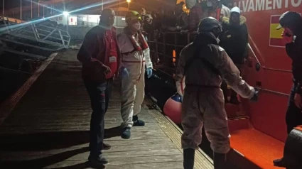 Imagen de archivo de un rescate de migrantes a bordo de una patera.