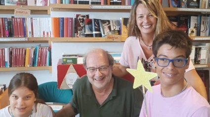 Miguel y su familia tras cumplir el sueño de escribir una novela
