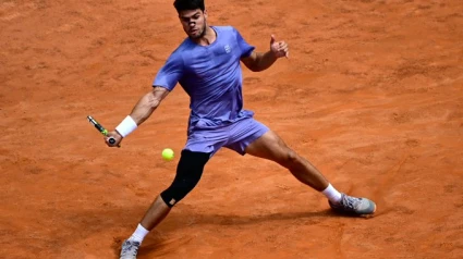 Carlos Alcaraz alcanza los cuartos de final en Roma