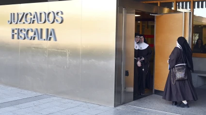 Varias de las clarisas de Belorado junto con su portavoz, José Ceacero, en los juzgados de Burgos