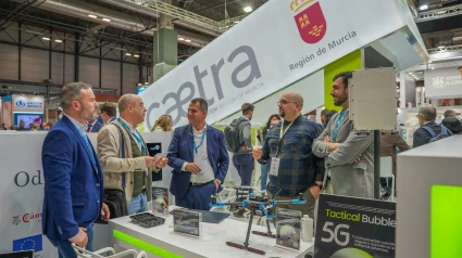 El concejal de Industria en la feria de Defensa y Seguridad de Madrid ante la caseta del proyecto Caetra