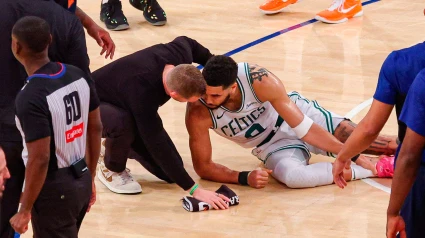 Jayson Tatum, atendido por un miembro del cuerpo médico de los Celtics tras romperse el tendón de Aquiles