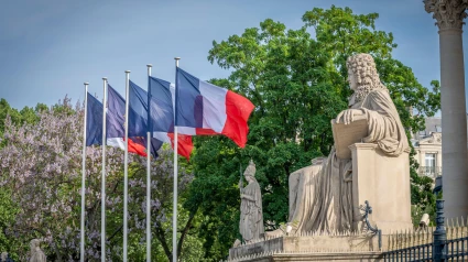 Vista de la fachada de la Asamblea Nacional, estatuas, rejillas doradas y banderas nacionales desde el Quai d'Orsay