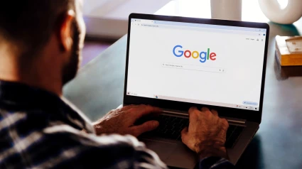 El motor de búsqueda de Google en la pantalla de un portátil