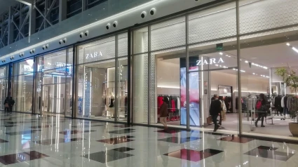 Tienda de la cadena Zara del grupo Inditex de la familia Ortega en el centro comercial Nevada, Granada