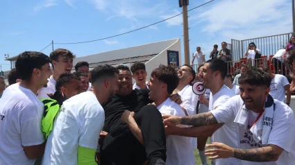 Óscar Troya manteado por sus jugadores
