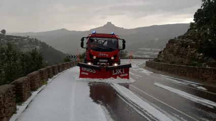 Máquinas quitanieves limpian el granizo en Morella