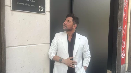 El cantaor Miguel Poveda, junto a la placa de Acera del Darro