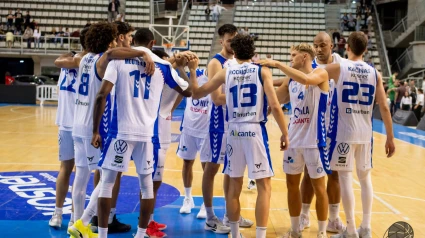Jugadores del Lucentum tras un partido en el Pedro Ferrándiz.