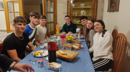 Parte de la familia Morales-Ballesteros cenando con alumnos de intercambio