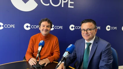 El conselleiro José González en los estudios de Cope Ourense