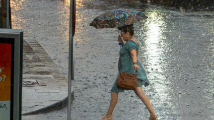 La lluvia está cayendo con fuerza en la capital alicantina.