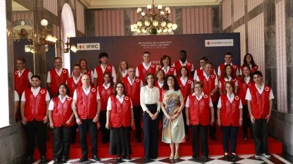 La Reina Letizia ha entregado los premios Cruz Roja en el Romea