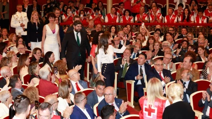 Doña Letizia saluda a los asistentes al acto en el Teatro Romea